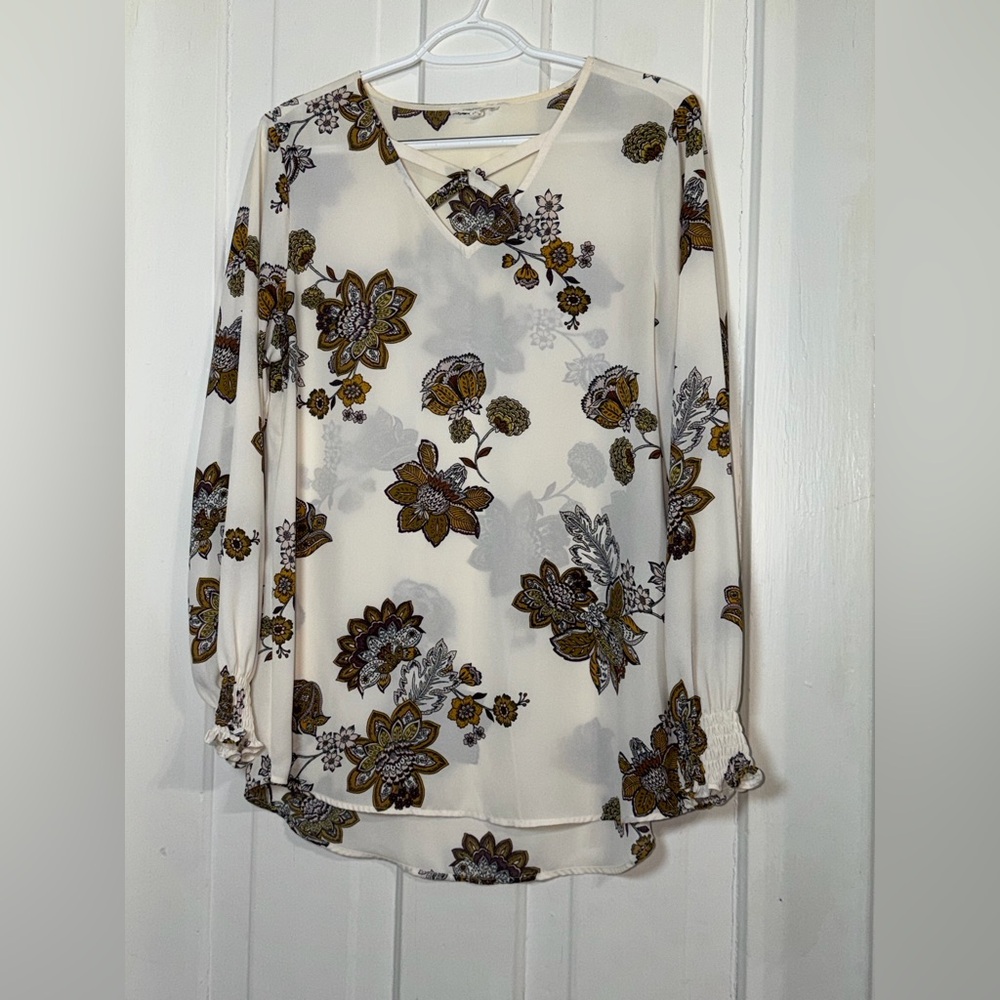 Women's size medium Maurices Cream‎ Floral Blouse, flowers, long sleeve v neck